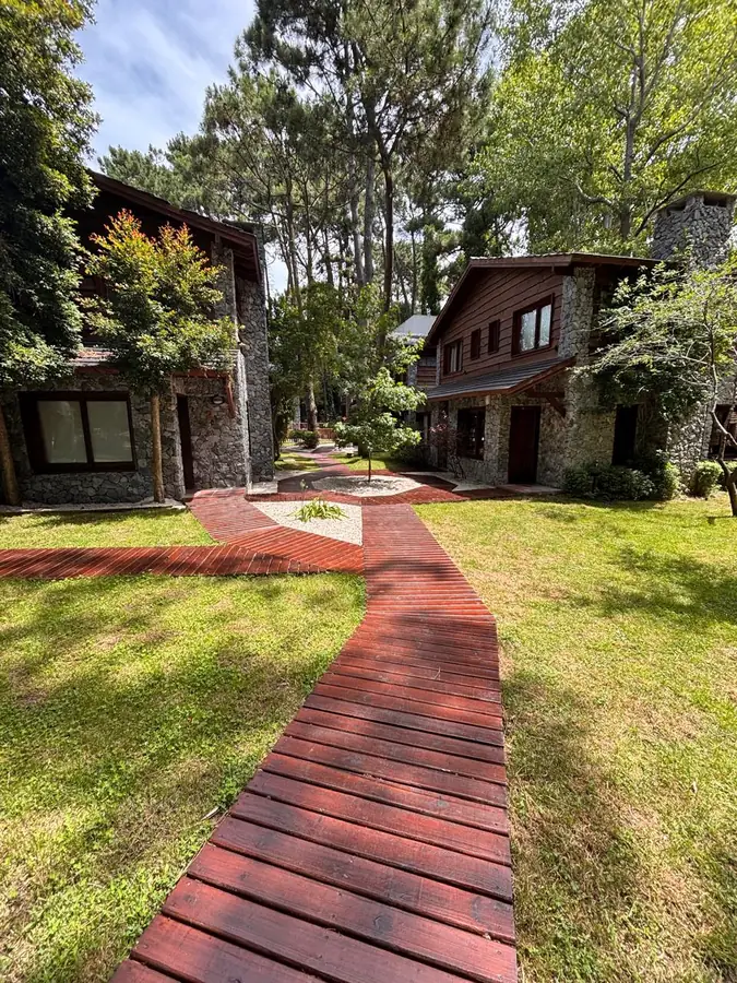 Sendero de madera entre las cabañas