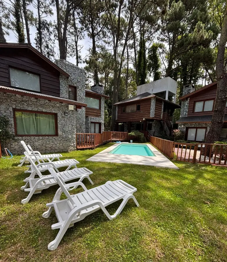 Reposeras y pileta en el jardín