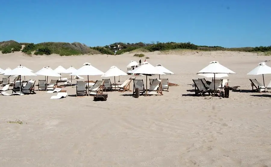 Playa con sombrillas frente al complejo