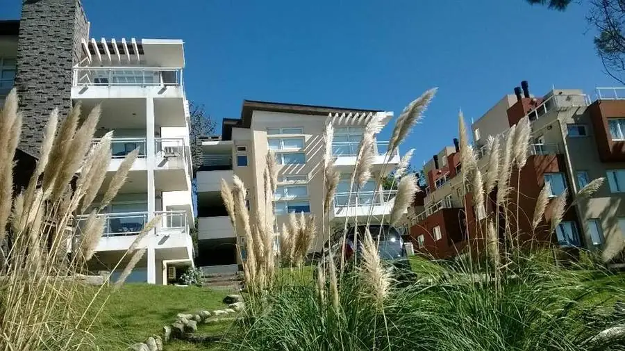 Edificios del complejo entre cortaderas