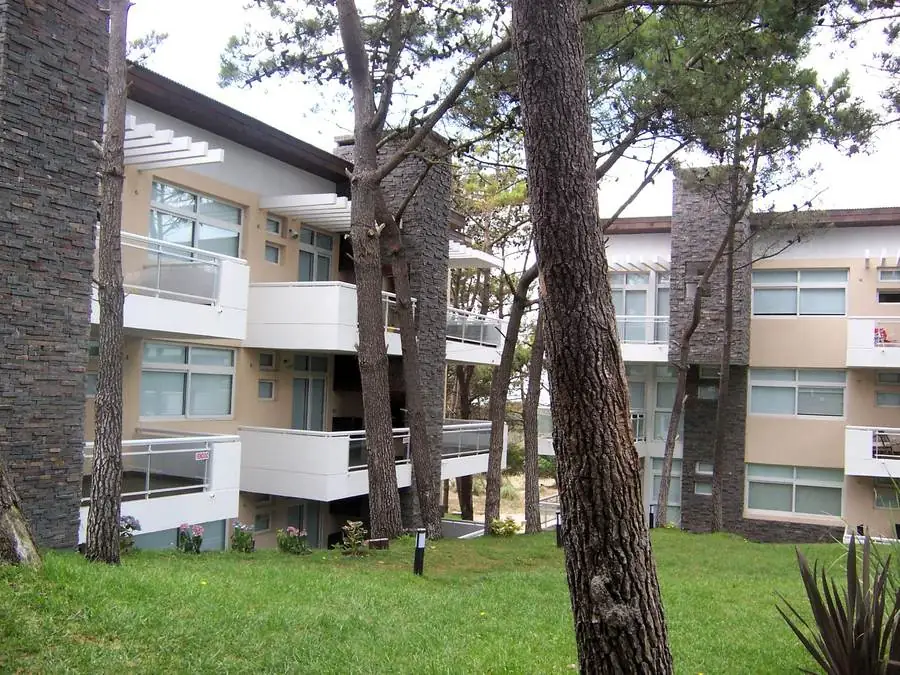 Balcones del edificio entre los pinos