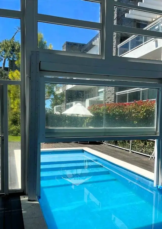 Pileta climatizada con vista al jardín