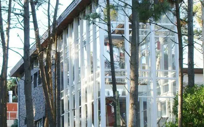 Edificio Manzana Uno entre los pinos