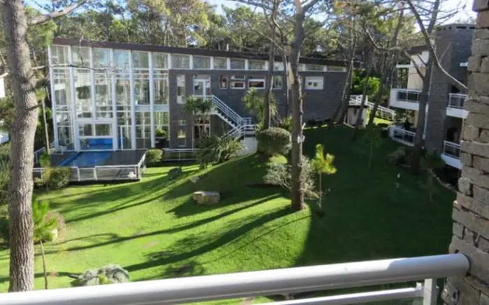 Vista aérea del jardín y la pileta