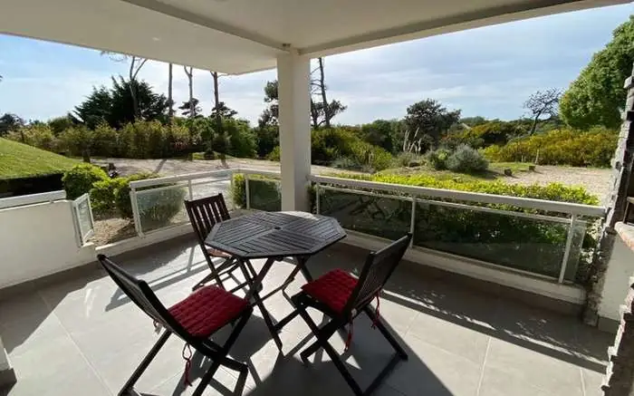 Balcón techado con vista al jardín