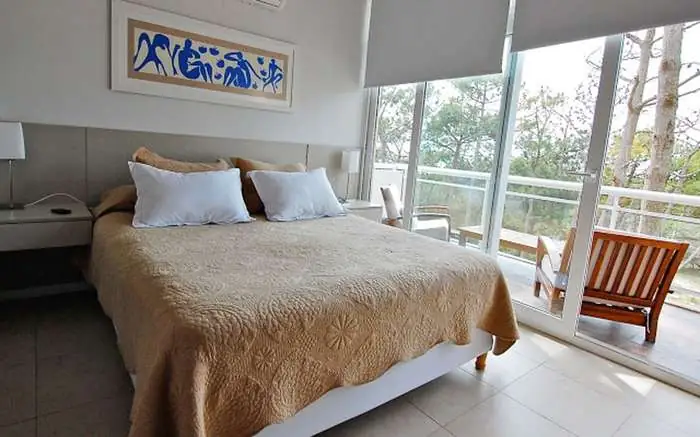 Dormitorio con balcón al bosque