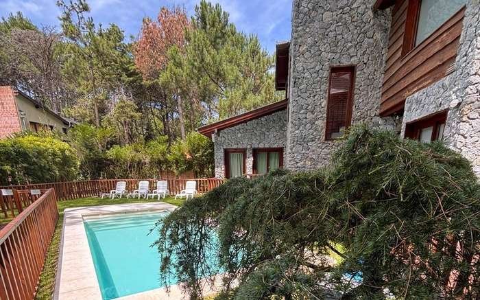 Pileta entre casas de piedra