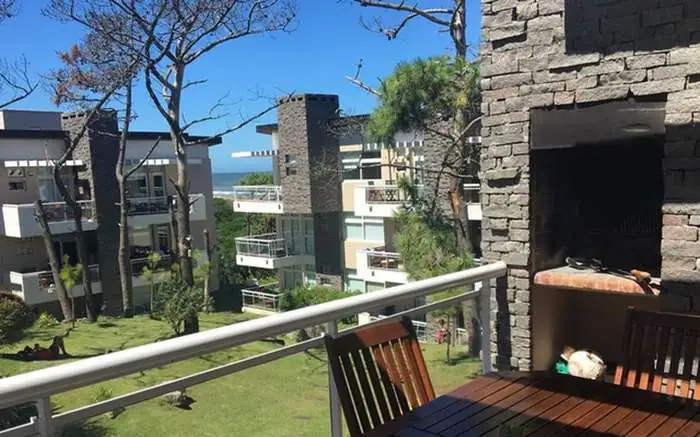 Balcón con parrilla y vista al mar